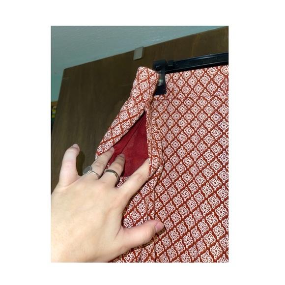 Old Navy High Waisted Flowy Pants - Picture 2 of 4